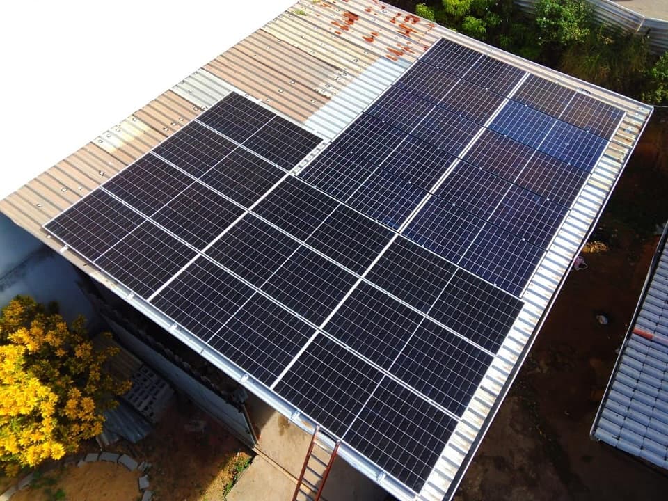 Vista aérea de painéis solares instalados sobre cobertura metálica